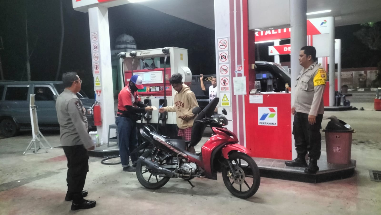 Hadir di SPBU Saat Patroli, Polsek Bukit Batu Tinjau Distribusi BBM Subsidi
