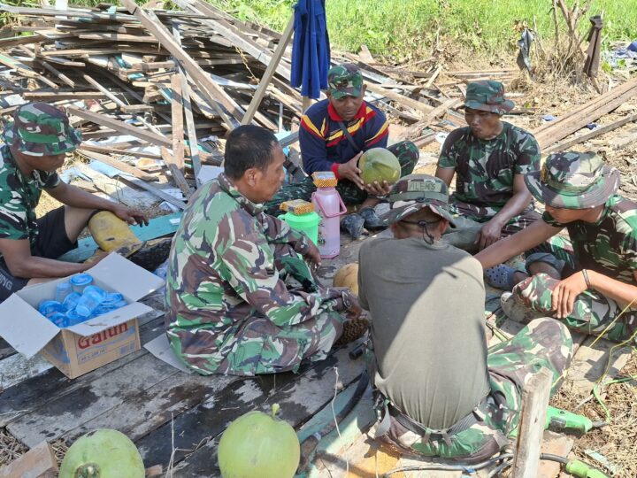 Makan Bersama, Cara Sederhana Satgas TMMD Pererat Kemanunggalan dengan Rakyat