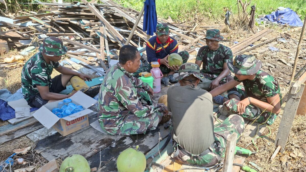 Makan Bersama, Cara Sederhana Satgas TMMD Pererat Kemanunggalan dengan Rakyat