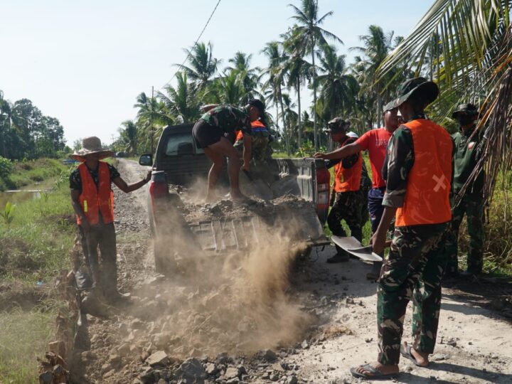 TMMD KE-129 MULAI PEMBONGKARAN RTLH MILIK IBU RINI DI DESA BANDARAYA