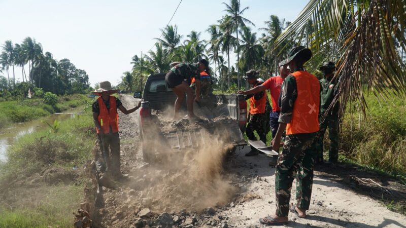 TMMD KE-129 MULAI PEMBONGKARAN RTLH MILIK IBU RINI DI DESA BANDARAYA