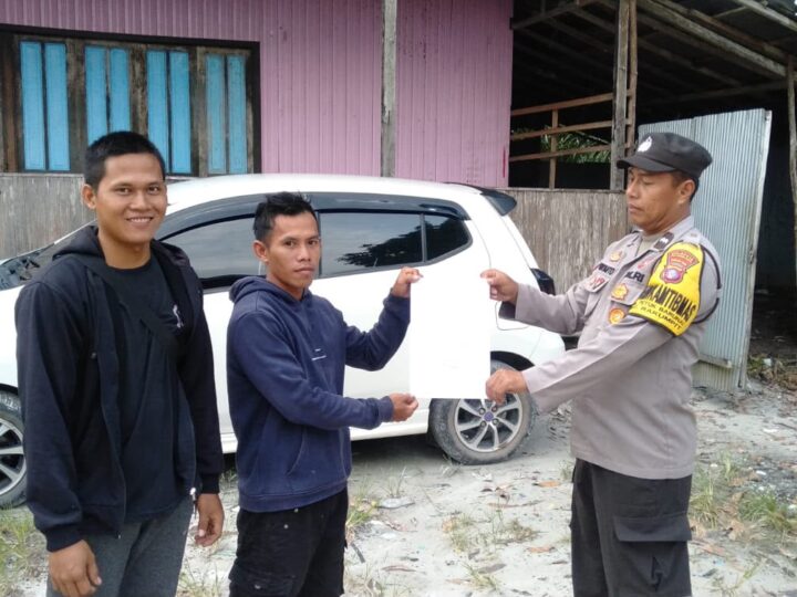 Sebarkan Maklumat Kapolda Kalteng, Bhabinkamtibmas Petuk Barunai Ajak Warga Perangi Karhutla