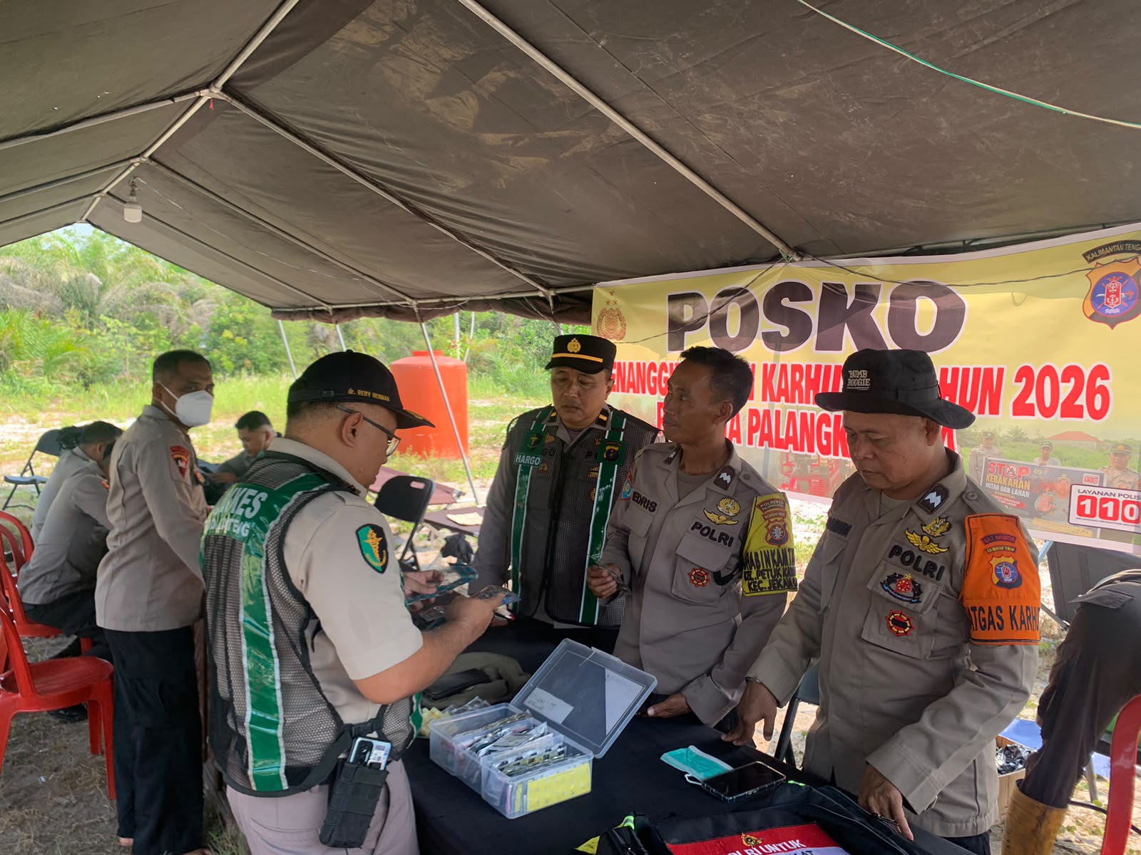 Polda Kalteng Salurkan 400 Masker KN95, Vitamin dan Oxycan untuk Personel di Pos Karhutla