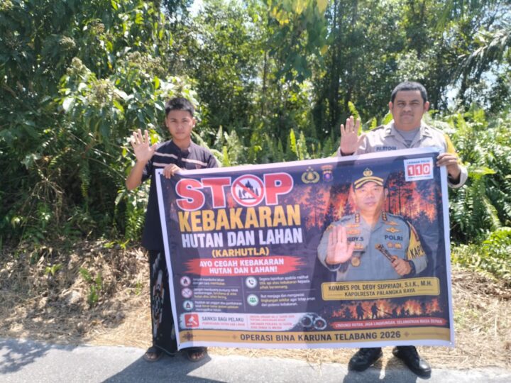 Datangi Warga Kanarakan, Bhabinkamtibmas Polsek Bukit Batu Jelaskan Efek Karhutla