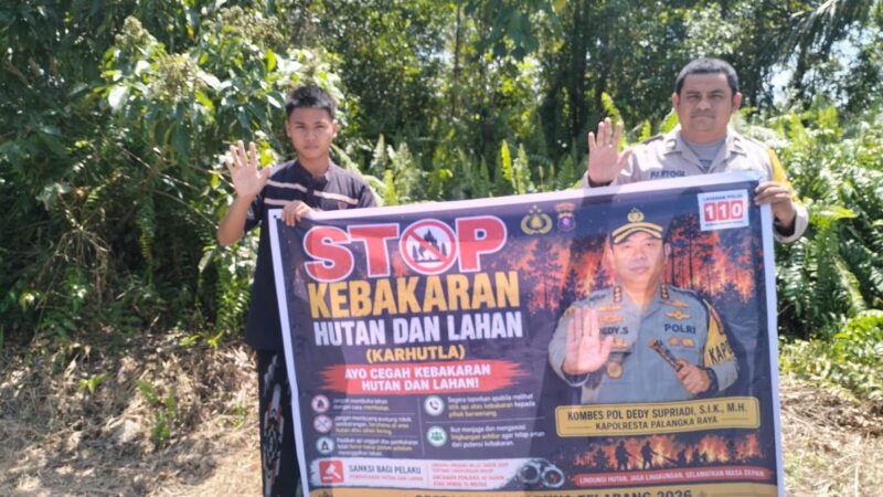 Datangi Warga Kanarakan, Bhabinkamtibmas Polsek Bukit Batu Jelaskan Efek Karhutla