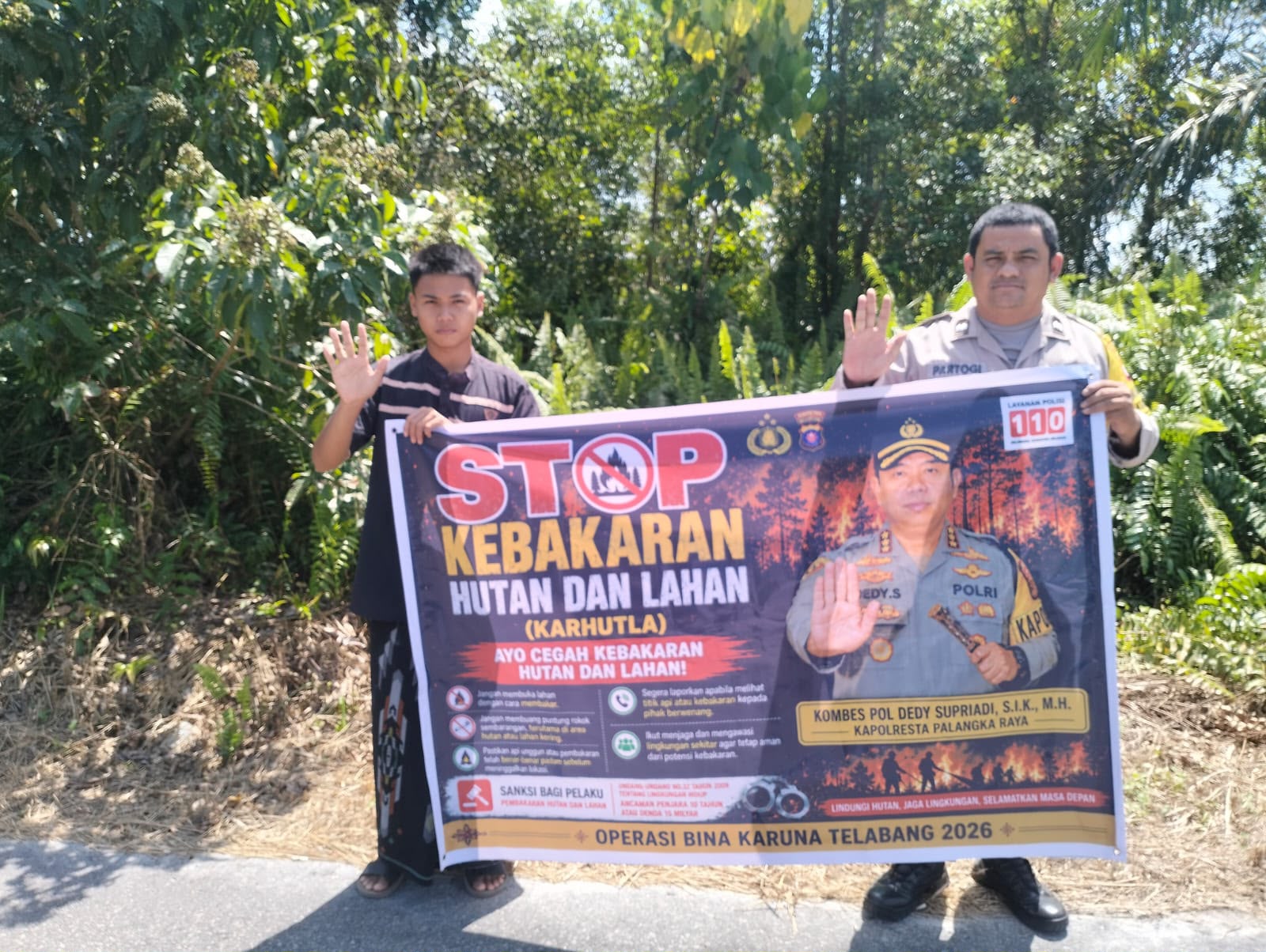 Datangi Warga Kanarakan, Bhabinkamtibmas Polsek Bukit Batu Jelaskan Efek Karhutla