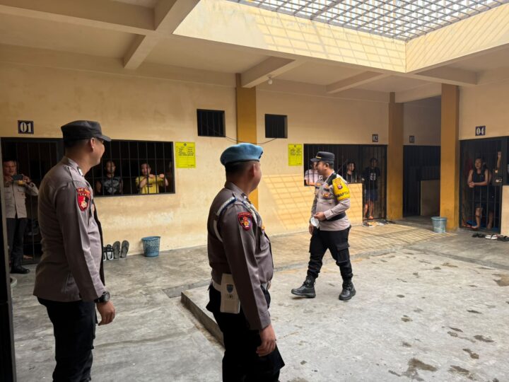 Usai Apel Serah Terima Piket, Polresta Palangka Raya Lakukan Pengecekan Ruang Tahanan Mako