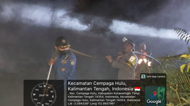 Personel Polda Kalteng Berjibaku Padamkan Api Karhutla Hingga Malam di Cempaga Hulu