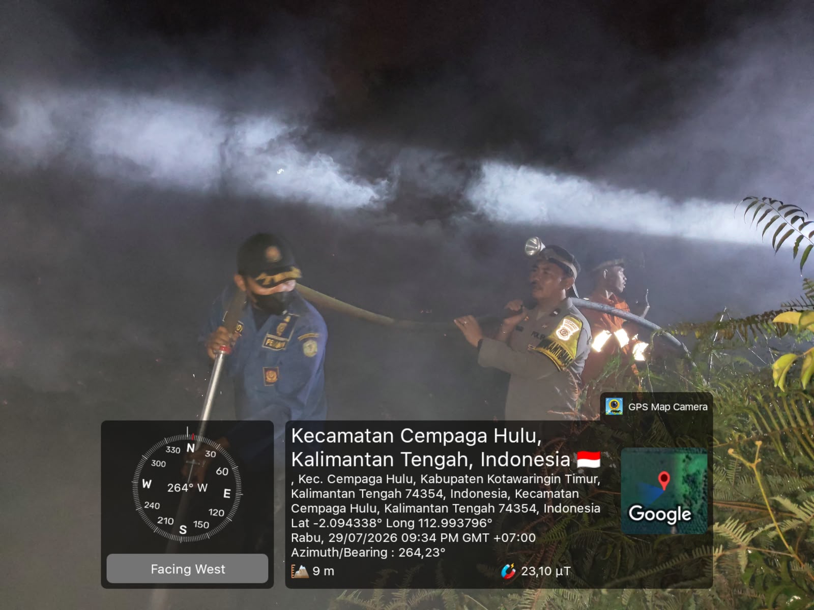 Personel Polda Kalteng Berjibaku Padamkan Api Karhutla Hingga Malam di Cempaga Hulu