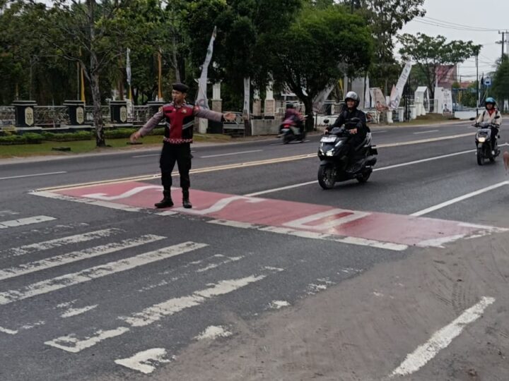 Di Titik Penyeberangan MAN, Satsamapta Polresta Palangka Raya Jamin Keselamatan Pelajar