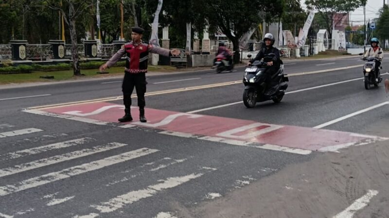 Di Titik Penyeberangan MAN, Satsamapta Polresta Palangka Raya Jamin Keselamatan Pelajar