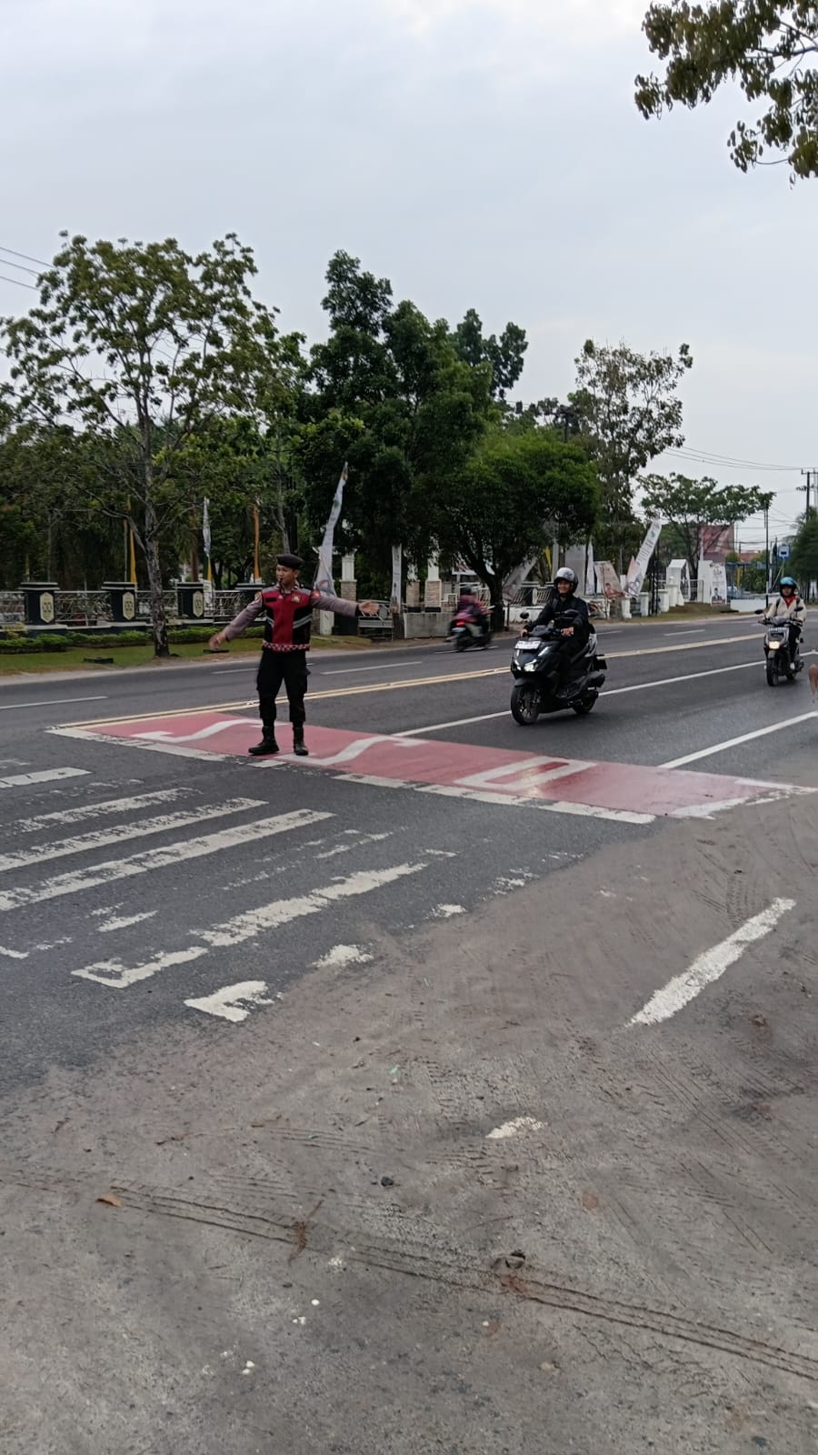 Di Titik Penyeberangan MAN, Satsamapta Polresta Palangka Raya Jamin Keselamatan Pelajar