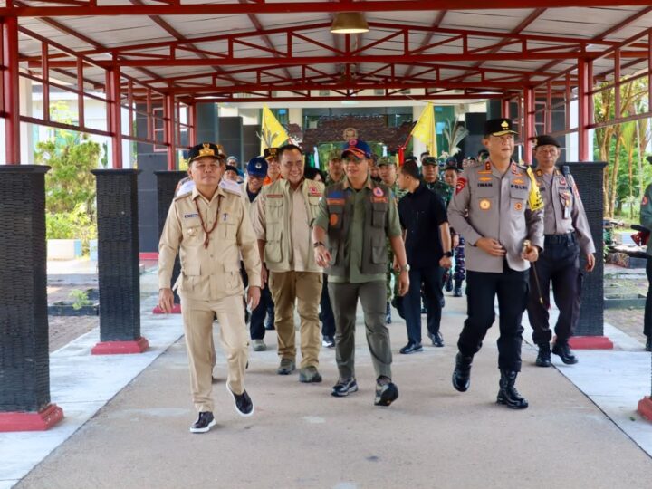 Kapolda Kalteng Dampingi Menko Polkam Tinjau Penanganan Karhutla di Tumbang Nusa