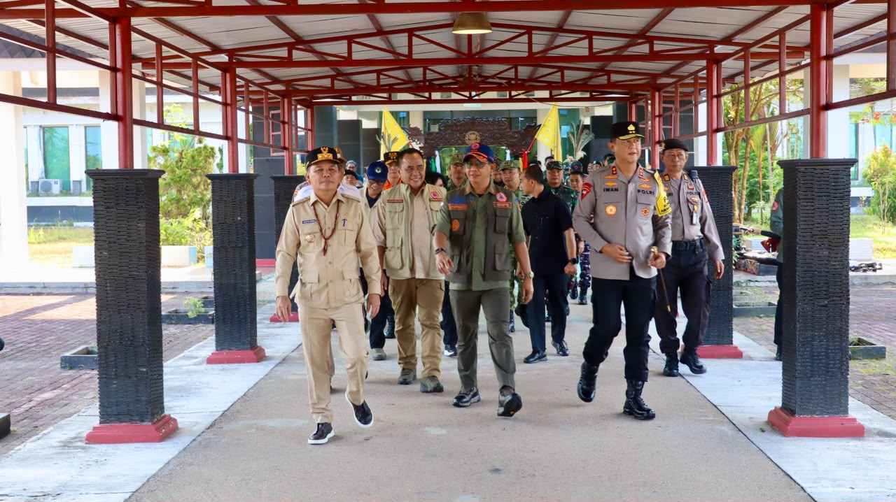 Kapolda Kalteng Dampingi Menko Polkam Tinjau Penanganan Karhutla di Tumbang Nusa