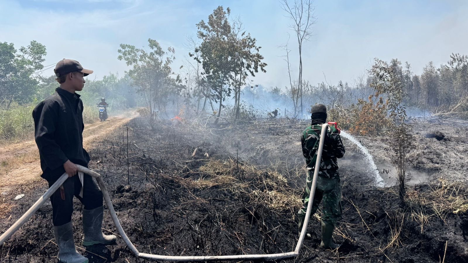 Tak Kenal Lelah, Personel Kodim 1016/Plk Terus Padamkan Api Karhutla