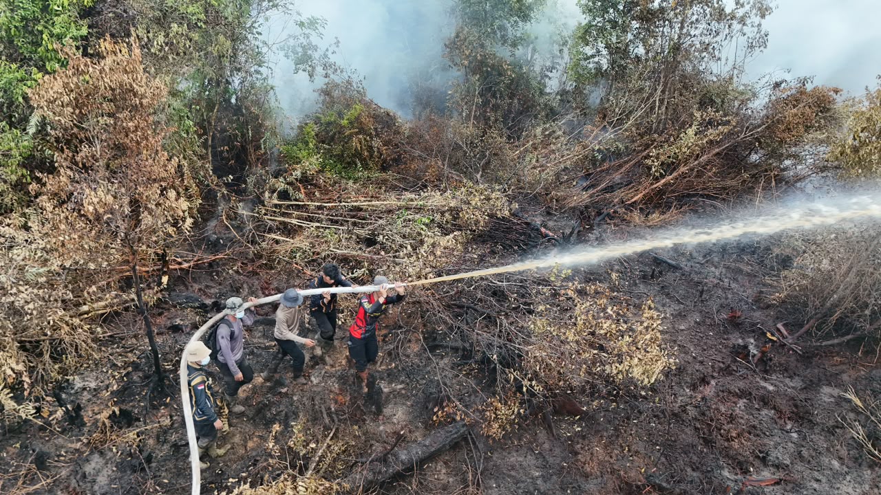 Berjibaku Padamkan Karhutla di Tengah Cuaca Panas