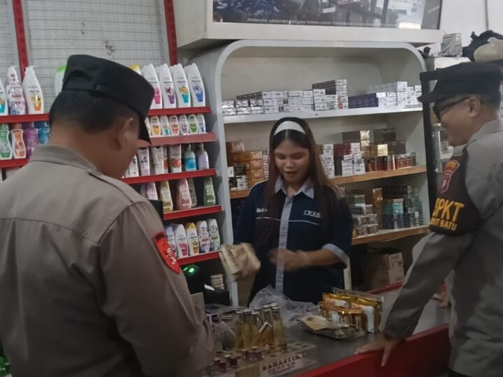 Patroli ke Toko Sembako, Personel Polsek Bukit Batu Sharing Kamtibmas
