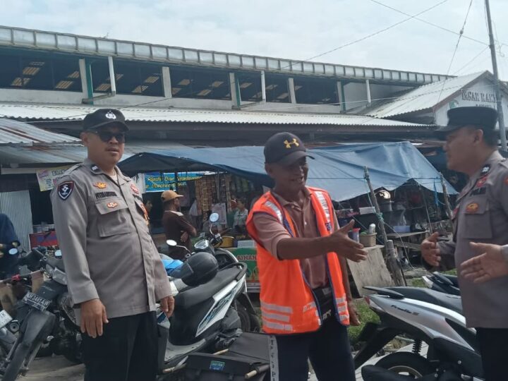 Jamin Keamanan, Patroli Polsek Bukit Batu Tinjau Transaksi Warga di Pasar Rakyat Tangkiling