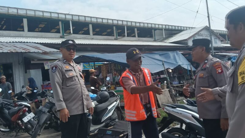 Jamin Keamanan, Patroli Polsek Bukit Batu Tinjau Transaksi Warga di Pasar Rakyat Tangkiling