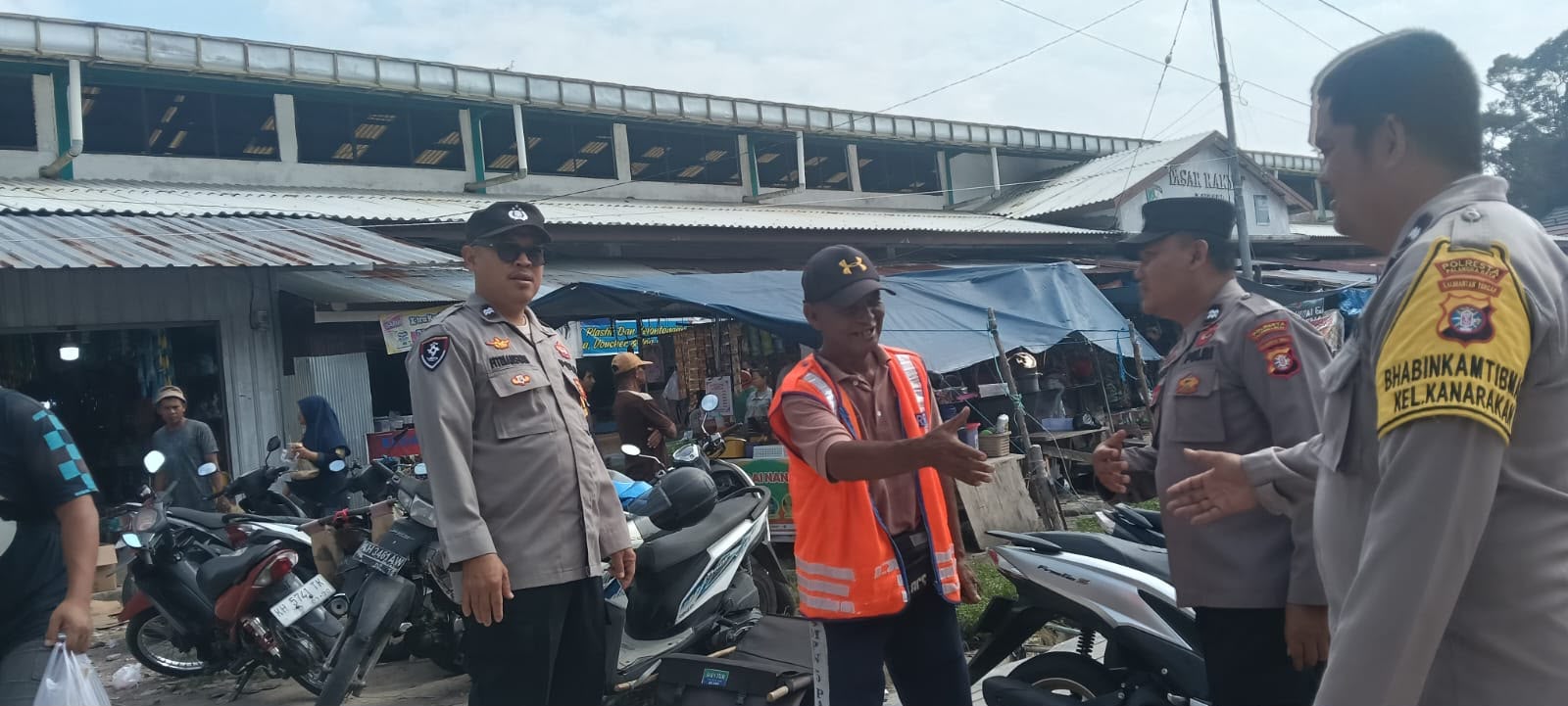 Jamin Keamanan, Patroli Polsek Bukit Batu Tinjau Transaksi Warga di Pasar Rakyat Tangkiling