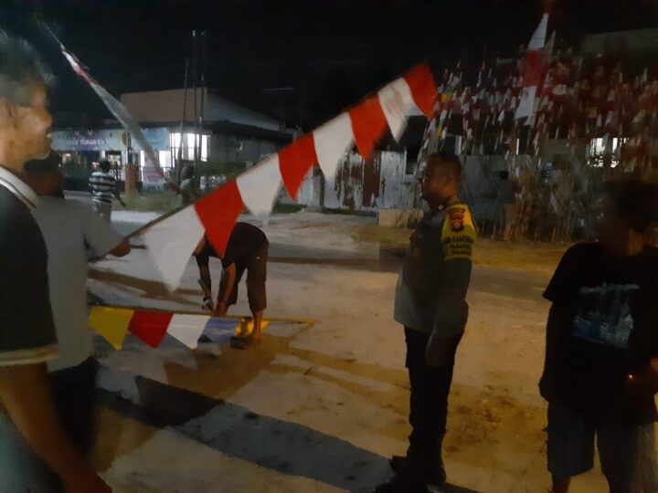 Dengan Semangat Kemerdekaan RI Ke-81, Bhabinkamtibmas Polsek Pahandut Hampiri Warga Panarung yang Pasang Umbul-Umbul