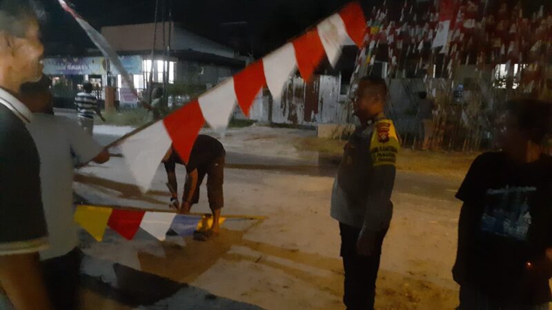 Dengan Semangat Kemerdekaan RI Ke-81, Bhabinkamtibmas Polsek Pahandut Hampiri Warga Panarung yang Pasang Umbul-Umbul