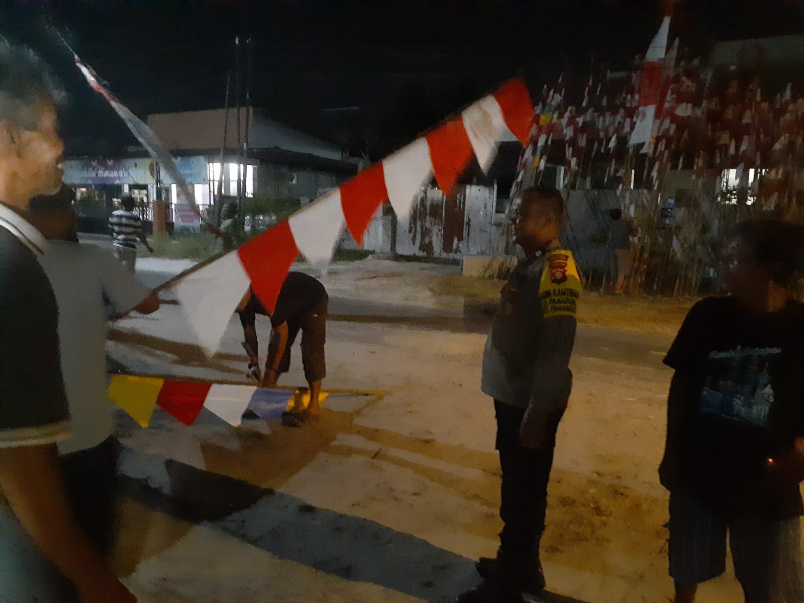 Dengan Semangat Kemerdekaan RI Ke-81, Bhabinkamtibmas Polsek Pahandut Hampiri Warga Panarung yang Pasang Umbul-Umbul