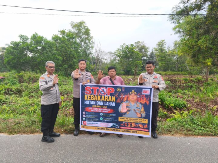 Bentangkan Spanduk Stop Karhutla, Operasi Bina Karuna Telabang 2026 Bentuk Komitmen Warga