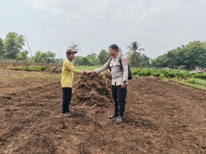 Sambangi Ketua Kelompok Tani, Polsek Sabangau Sosialisasikan Maklumat Kapolda tentang Karhutla