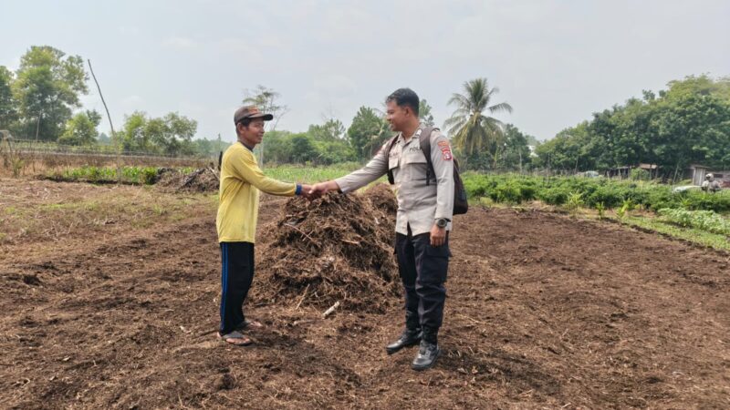 Sambangi Ketua Kelompok Tani, Polsek Sabangau Sosialisasikan Maklumat Kapolda tentang Karhutla