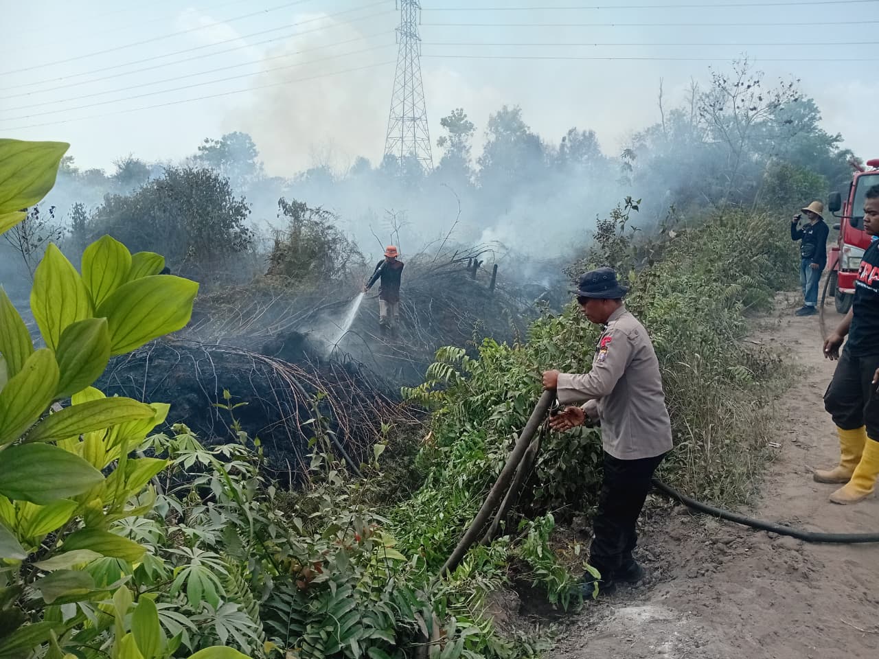 Satgas Aman Nusa Terus Lakukan Pembasahan Lahan Cegah Meluasnya Karhutla