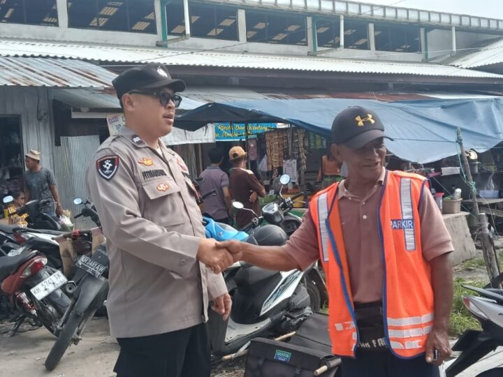 Di Sela Patroli ke Pasar Rakyat Tangkiling, Polsek Bukit Batu Sharing Kamtibmas dengan Jukir
