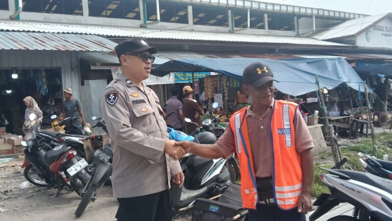 Di Sela Patroli ke Pasar Rakyat Tangkiling, Polsek Bukit Batu Sharing Kamtibmas dengan Jukir