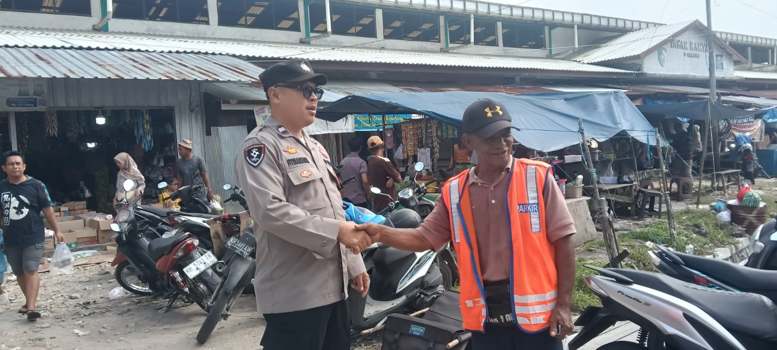 Di Sela Patroli ke Pasar Rakyat Tangkiling, Polsek Bukit Batu Sharing Kamtibmas dengan Jukir