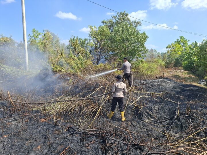 Sigap Merespons Laporan Warga, Ditsamapta Polda Kalteng Padamkan Kebakaran Lahan