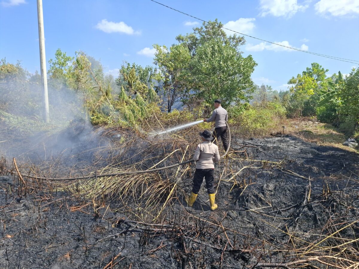 Sigap Merespons Laporan Warga, Ditsamapta Polda Kalteng Padamkan Kebakaran Lahan