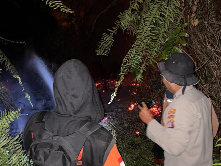 Berjuang Tangani Karhutla, Satgas Aman Nusa Polresta Palangka Raya Padamkan Kebakaran Lahan hingga Malam Hari