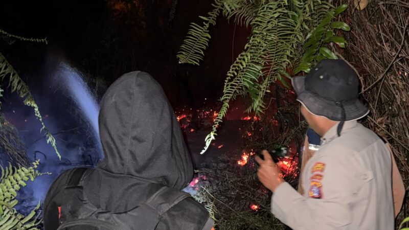 Berjuang Tangani Karhutla, Satgas Aman Nusa Polresta Palangka Raya Padamkan Kebakaran Lahan hingga Malam Hari