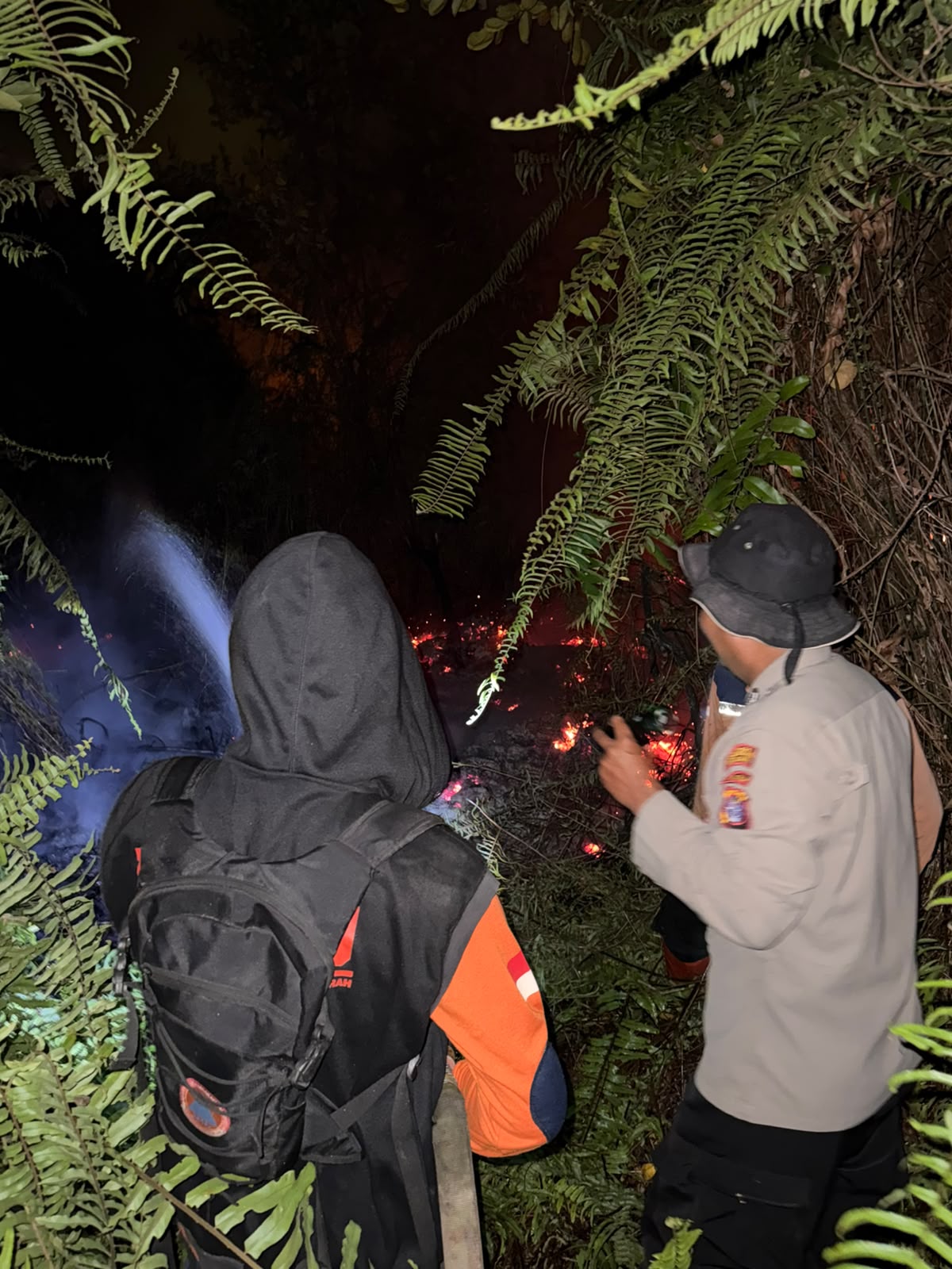 Berjuang Tangani Karhutla, Satgas Aman Nusa Polresta Palangka Raya Padamkan Kebakaran Lahan hingga Malam Hari