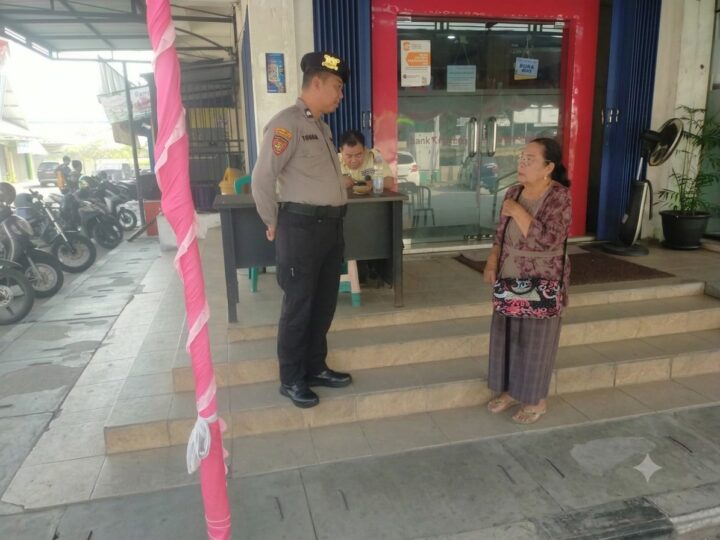Hampiri Warga yang Jaga Poskamling, Personel Satsamapta Polresta Palangka Raya Jelaskan Manfaat Layanan Polri 110