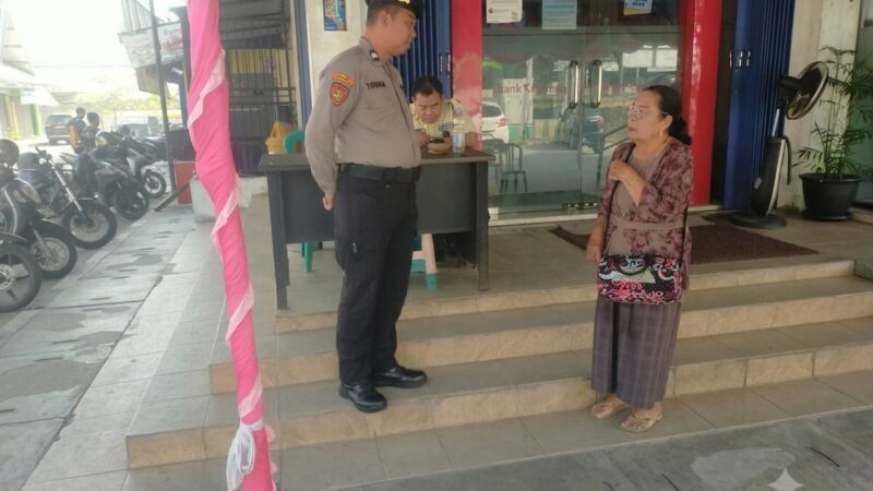 Hampiri Warga yang Jaga Poskamling, Personel Satsamapta Polresta Palangka Raya Jelaskan Manfaat Layanan Polri 110