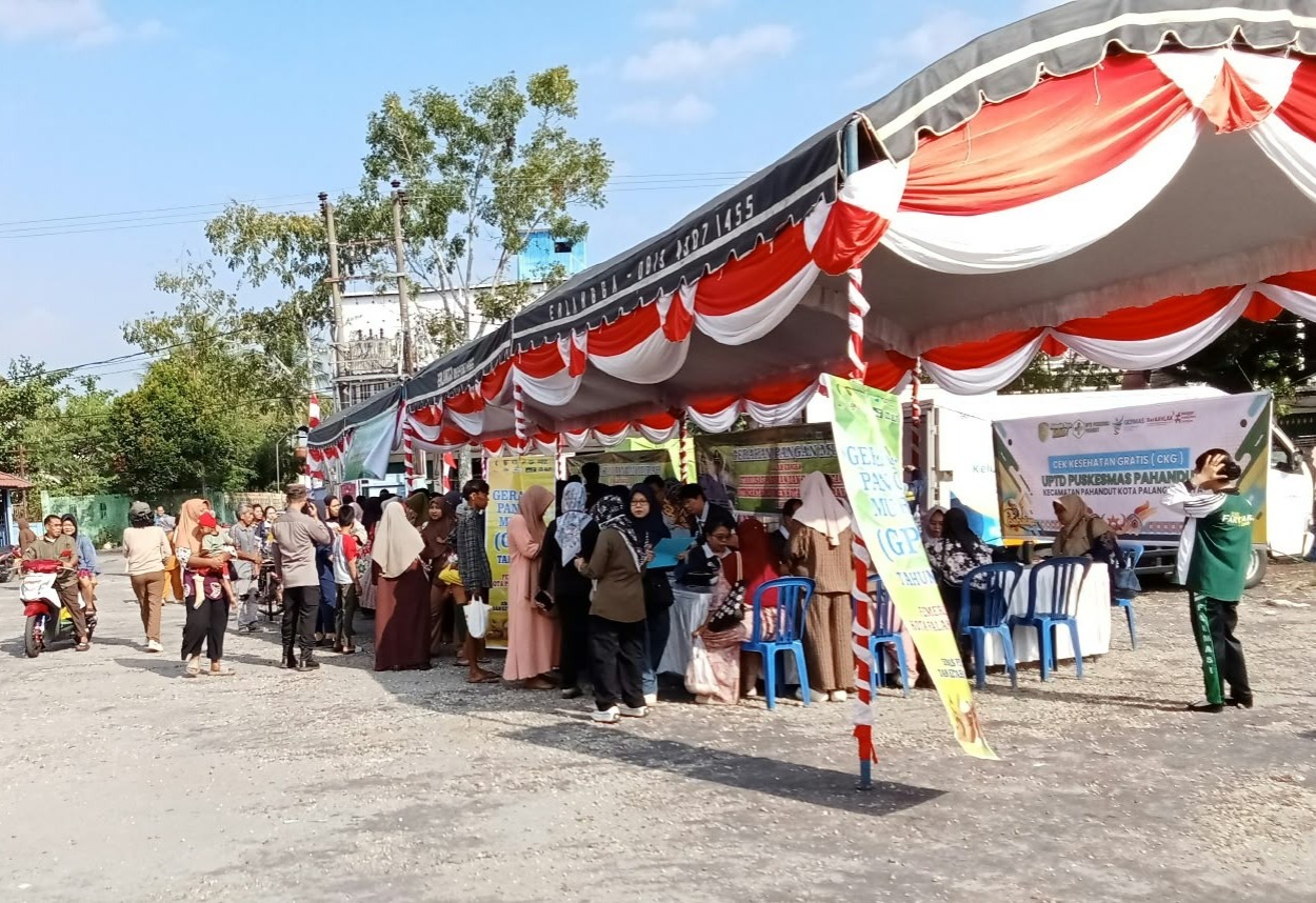 Amankan Gerakan Pangan Murah, Bhabinkamtibmas Pahandut Hadir Berikan Rasa Aman kepada Masyarakat