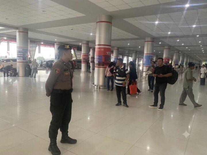 Dengan Sigap, Personel Satpamobvit Jaga Arus Penumpang di Area Bandara Tjilik Riwut
