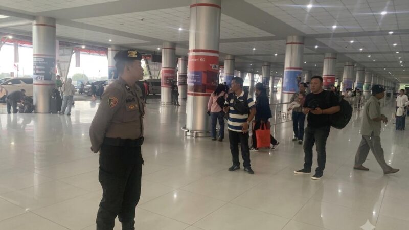 Dengan Sigap, Personel Satpamobvit Jaga Arus Penumpang di Area Bandara Tjilik Riwut