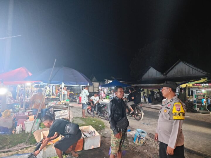Rangkul Pedagang di Pasar Rakyat Takaras, Polsek Rakumpit Sosialisasikan Layanan Polri 110