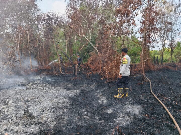 Polsek Sabangau Bantu Padamkan Karhutla di Jalan Mahir Mahar Km. 23
