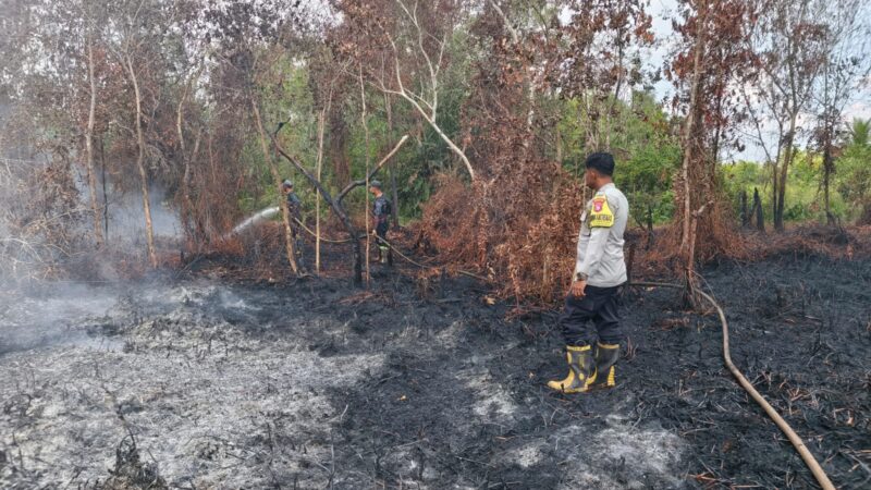Polsek Sabangau Bantu Padamkan Karhutla di Jalan Mahir Mahar Km. 23