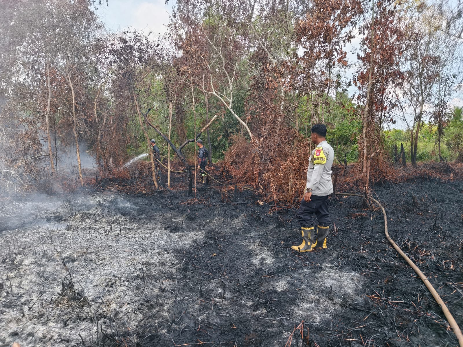Polsek Sabangau Bantu Padamkan Karhutla di Jalan Mahir Mahar Km. 23