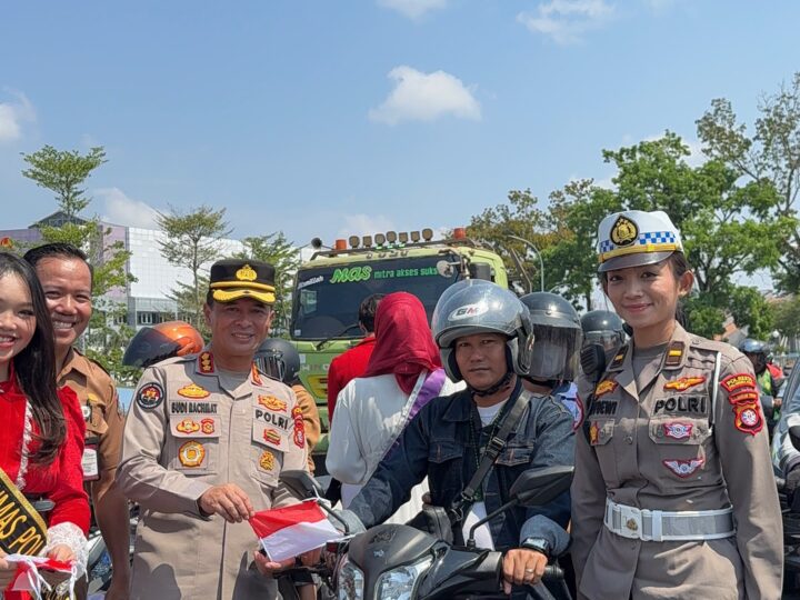 Sambut HUT ke-81 RI, Polda Kalteng Bagikan Bendera Merah Putih ke Pengendara