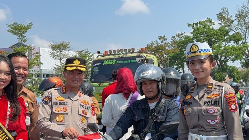 Sambut HUT ke-81 RI, Polda Kalteng Bagikan Bendera Merah Putih ke Pengendara